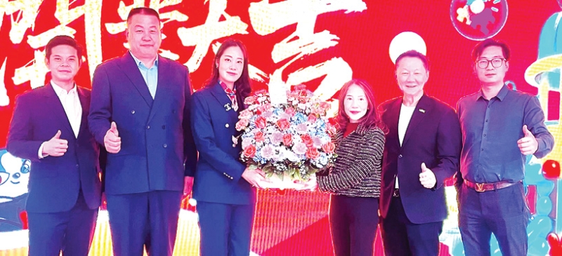 โลกแฟนตาซี : สมพล ตรีภพนารถ ประธานเจ้าหน้าที่บริหาร ธุรกิจศูนย์การค้า บมจ.เอ็ม บี เค ร่วมพิธีเปิดร้าน
CAVE FANTASY พร้อมด้วย สหัพย์ภัค โชควิจิตรกุล กก.ผจก.ศูนย์การค้าเอ็ม บี เค เซ็นเตอร์ บจก.เอ็มบีเค เซอร์วิส โซลูชั่น มอบดอกไม้แสดงความยินดีให้แก่ ปทิดา กีรติปวีร์ ประธาน บริษัท เคฟ แฟนตาซี
ประเทศไทย และ มร.ว่าน หรู กัว ประธาน บริษัท เคฟ แฟนตาซี ประเทศจีน ที่ศูนย์การค้าเอ็ม บี เค เซ็นเตอร์