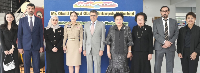 เสริมสร้างทักษะอาชีพ : อุบัยด์ ซะอีด อุบัยด์ บินฏอริช อัลฎอฮิรี เอกอัครราชทูตสหรัฐอาหรับเอมิเรตส์ประจำราชอาณาจักรไทย เป็นประธานเปิด “โครงการฟาร์มเห็ด” ซึ่งสถานทูตฯ สนับสนุนค่าใช้จ่ายทั้งหมด เพื่อฝึกอาชีพให้แก่ผู้ด้อยโอกาส พัฒนาคุณภาพชีวิตของผู้พิการทางสติปัญญาอย่างยั่งยืน โดยมี ปาณิสรา กาญจนะจิตรา
รอง ผวจ.นนทบุรี ร่วมงาน ที่สวนเกษตรปัญญาคาร ศูนย์ฝึกอาชีพปัญญาคาร อ.ปากเกร็ด จ.นนทบุรี