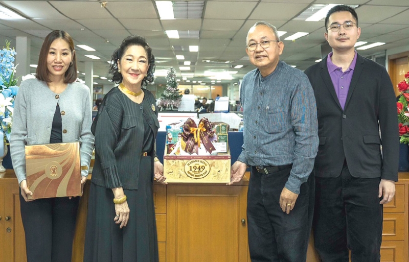 สวัสดีปีใหม่ : ชโลทร ศิวารัตน์ กรรมการบริหาร และ ธัช ศิวารัตน์ ผู้จัดการทั่วไป บริษัท มิตรมายา จำกัด ผู้ผลิตและจัดจำหน่ายผลิตภัณฑ์เมอริจิ้น ผลิตภัณฑ์สารสกัดจากธรรมชาติเพื่อสุขภาพและความงาม รวมทั้งนิตยสาร MiX ร่วมกันมอบผลิตภัณฑ์คุณภาพให้แก่ ผาณิต พูนศิริวงศ์ ประธานเจ้าหน้าที่ บริษัทหนังสือพิมพ์แนวหน้า จำกัด เพื่ออวยพรในโอกาสปีใหม่ พ.ศ. 2569 ที่ สำนักงานหนังสือพิมพ์แนวหน้า เขตหลักสี่