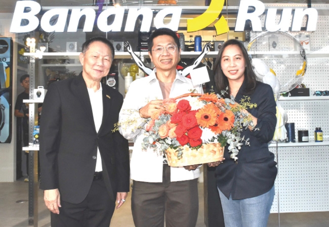 สาขาที่ 9 : สมพล ตรีภพนารถ ประธานเจ้าหน้าที่บริหารธุรกิจศูนย์การค้า บมจ.
เอ็ม บี เค และ วรารัตน์ บุณยานนท์ รอง กก.ผจก.บจก.พาราไดซ์ พาร์ค ร่วมแสดง
ความยินดีกับ กำธร นทีธนสาร กก.ผจก.BananaRun ในโอกาสเปิด BananaRun
และ Garmin สาขาใหม่ ที่ ศูนย์การค้าพาราไดซ์ พาร์ค ถนนศรีนครินทร์