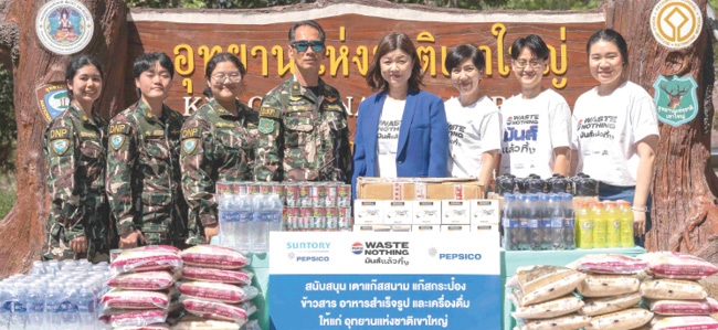 ของเสีย สร้างคุณค่า : ชัยยา ห้วยหงษ์ทอง หัวหน้าอุทยานแห่งชาติเขาใหญ่ รับมอบ
รายได้จากการจำหน่ายขยะรีไซเคิล ภายใต้แคมเปญ “Waste Nothing - มันส์ แล้ว ทิ้ง”
ปีที่ 3 จาก บจก.ซันโทรี่ เป๊ปซี่โค เบเวอเรจ (ประเทศไทย) และ บจก.เป๊ปซี่โค
เซอร์วิสเซส เอเชีย ซึ่งนำมาต่อยอดในการสนับสนุนอุปกรณ์ภาคสนามให้แก่อุทยานฯ