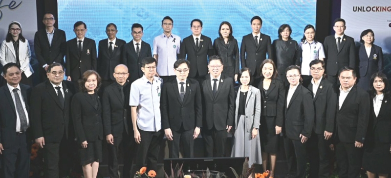 กลุ่มโรคทางพันธุกรรม : พัฒนา พร้อมพัฒน์ รมว.สาธารณสุข เปิดงาน “ไขรหัสชีวิตสู่การพลิกโฉมสุขภาพคนไทย
ด้วยวิทยาศาสตร์การแพทย์” และเปิดศูนย์ตรวจวิเคราะห์โรคทางพันธุกรรมขั้นสูงแห่งชาติ เพื่อสนับสนุนนโยบายด้านการตรวจ
วิเคราะห์โรคทางพันธุกรรมของประเทศไทย โดยมี นพ.เอกชัย เพียรศรีวัชรา รองปลัดกระทรวงฯ, ดร.นพ.สราวุฒิ บุญสุข
อธิบดี กรมวิทยาศาสตร์การแพทย์ พร้อมผู้บริหารกระทรวงสาธารณสุข ร่วมงาน ที่ กรมวิทยาศาสตร์การแพทย์ จ.นนทบุรี