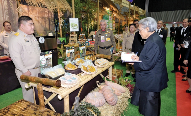 สมเด็จพระกนิษฐาธิราชเจ้า กรมสมเด็จพระเทพรัตนราชสุดาฯ สยามบรมราชกุมารี เสด็จพระราชดำเนินไปทรงเปิดการประชุมวิชาการโครงการสร้างป่า สร้างรายได้ ตามพระราชดำริฯ ประจำปี 2569 ภายใต้แนวคิด “13 ปี พระเมตตา สร้างป่า
สร้างรายได้ สร้างถิ่นไทยให้เข้มแข็ง” ณ ศูนย์ประชุมและแสดงสินค้านานาชาติเฉลิมพระเกียรติ 7 รอบ พระชนมพรรษา 5 ธันวาคม 2554 อำเภอเมืองเชียงใหม่ จังหวัดเชียงใหม่ เมื่อวันศุกร์ที่ 30 มกราคม 2569 เวลา 09.35 น.