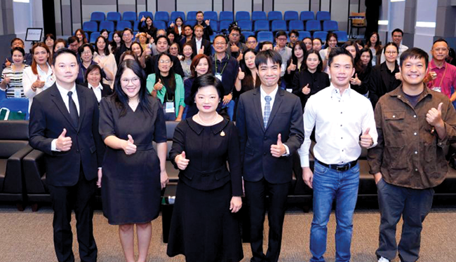 ผลผลิตเกษตรสู่ตลาดต่างประเทศ : สุนันทา กังวาลกุลกิจ อธิบดีกรมส่งเสริมการค้าระหว่างประเทศ, ภาวินี รวยรื่น ผอ.สถาบันพัฒนาผู้ประกอบการการค้า
ยุคใหม่ และ วุฒิศักดิ์ กาญจนาภรณ์ ผอ.สำนักตลาดพาณิชย์ดิจิทัล เปิดตัวโครงการ
Thai Food Thai Farm พัฒนาผู้ประกอบการสินค้าเกษตร และอาหารไทย