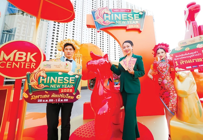 ฉลองตรุษจีนยิ่งใหญ่ : พุทธชาด ศรีนิศากร ประธานเจ้าหน้าที่บริหารสายการตลาด
บมจ.เอ็ม บี เค จัดแคมเปญเทศกาล CHINESE NEW YEAR 2026 “ม้าหาเฮง
ช้อปรับโชค” ชวนลุ้นรางวัลกว่า 1 ล้านบาท ถึง1 มี.ค. 2569 ที่ ศูนย์การค้าเครือเอ็ม บี เค
ได้แก่ เอ็ม บี เค เซ็นเตอร์, พาราไดซ์ พาร์ค และ เดอะไนน์ เซ็นเตอร์ พระราม 9