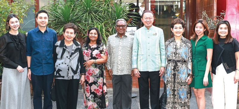 เลี้ยงต้อนรับ : สนั่น อังอุบลกุล ประธานกรรมการอาวุโส หอการค้าไทย และสภาหอการค้าฯ พร้อมด้วย
คุณหญิงณัฐิกา อังอุบลกุล ประธานสหพันธ์สมาคมสตรีนักธุรกิจและวิชาชีพฯ จัดงานเลี้ยงต้อนรับ โมฮาเหม็ด
วาฮีด ฮัสซัน อดีตประธานาธิบดีสาธารณรัฐมัลดีฟส์ และภริยา ในโอกาสมาเยือนไทย โดยมี จรรย์สมร
วัธนเวคิน, ดร.การัณย์-แพรวพิณญ์-นิธินันท์-ชไมพร อังอุบลกุล ร่วมงาน ที่ร้านสุพรรณิการ์ ท่าเตียน