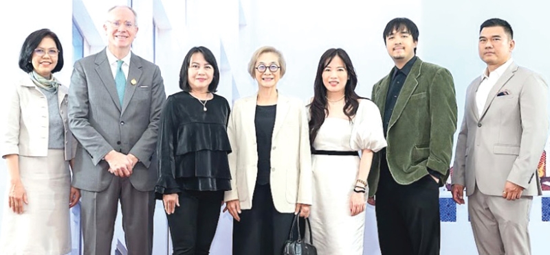 หนึ่งในสถานที่จัดงานหลัก : พรพัน วัฒนสินธุ์ ผอ.เขตบางรัก เปิดงาน “เทศกาลงานออกแบบกรุงเทพฯ 2569”
พร้อมรับชมนิทรรศการฉายภาพดิจิทัลแสง สี เชิงสร้างสรรค์ “Palace of Food and Cultures” ครั้งแรก
ของวงการโรงแรมไทยกับประสบการณ์แบบ Immersive Experience ใจกลางกรุง ซึ่งจัดถึงวันที่ 8 ก.พ.2569
โดยมี ศรัณยา สกลธนารักษ์, มร.แกรนท์ ฮิลลี่ และ กัจจาณี เพ็งจันทร์ ร่วมต้อนรับ ที่โรงแรมณเฑียร สุรวงศ์