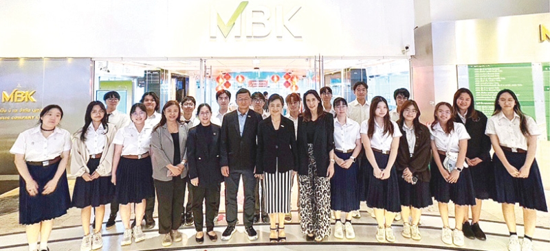 การจัดการขยะ : อภิชาติ กมลธรรม ประธานเจ้าหน้าที่บริหารสายกฎหมาย บมจ.เอ็ม บี เค ศตกมล วรกุล ผอ.อาวุโสฝ่ายสื่อสารองค์กร บจก.อินเทลลิเจ้นท์ ครีเอทีฟ แอนด์ มาร์เก็ตติ้ง และ ชวรมย์ มังคละคีรี รอง กก.ผจก.ศูนย์การค้าเอ็ม บี เค เซ็นเตอร์ ต้อนรับนิสิตสถาบันนวัตกรรมบูรณาการแห่งจุฬาฯ ที่มาดูงานและรับโจทย์ออกแบบ MBK Care Zero Waste Innovation Challenge : From Trash To Value ที่ ศูนย์การค้าเอ็ม บี เค เซ็นเตอร์

