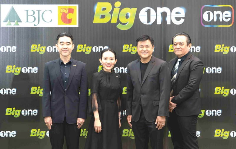 “Content Meets Commerce” : อัศวิน เตชะเจริญวิกุล ประธานเจ้าหน้าที่บริหาร, ฐาปณี เตชะเจริญวิกุล
กก.รอง ผจก.ใหญ่อาวุโส กลุ่มบีเจซี บิ๊กซี ในนาม บจก.บิ๊กซี สตูดิโอ ร่วมกับ ถกลเกียรติ วีรวรรณ ปธ.จนท.
บห.กลุ่มบจก.เดอะ วัน เอ็นเตอร์ไพรส์ แถลงข่าวจัดตั้งบริษัทร่วมทุนด้านธุรกิจเอ็นเตอร์เทนเมนท์ รวมความบันเทิง
หลากหลายรูปแบบ ในชื่อ บจก.บิ๊ก วัน เอ็นเตอร์เทนเมนท์ เชื่อมโยงความบันเทิงกับธุรกิจค้าปลีกครบวงจร