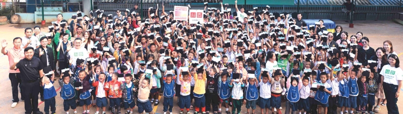 ให้หนาวนี้อบอุ่นสำหรับทุกคน : มร.โยชิทาเกะ วากากุวะ ประธานเจ้าหน้าที่บริหาร บจก.ยูนิโคล่ (ประเทศไทย) รวบรวมคัดแยกเสื้อกันหนาวสภาพดีจากผู้ที่นำมาบริจาคที่ร้านสาขาของยูนิโคล่ 60,000 ชิ้น มอบให้แก่ มูลนิธิบ้านร่มไทร 10,000 ชิ้น มูลนิธิกระจกเงา 20,000 ชิ้น และ UNHCR 30,000 ชิ้น กระจายในพื้นที่ที่มีอากาศ
หนาวเย็นในประเทศไทย พร้อมสมทบมอบฮีทเทคใหม่ 15,000 ชิ้น ภายใต้โครงการ The Heart of LifeWear มอบความสุขให้เด็กๆ ในโครงการ RE.UNIQLO “Warmth for All” หมุนเวียนและต่ออายุเสื้อผ้า เพื่อให้เสื้อผ้าได้ใช้ประโยชน์สูงสุดตลอดอายุการใช้งาน ช่วยยกระดับคุณภาพชีวิตและชุมชนต่างๆ ได้อย่างยั่งยืน