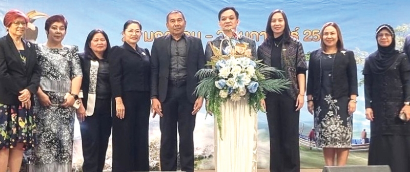 สินค้าจากนราธิวาส : ชาคริต สุรณัฐกุล รองผู้ว่าราชการจังหวัดนราธิวาส เป็นประธานเปิดงาน “Narathiwat Road Show 2026” โดยมี วรารัตน์ บุณยานนท์ รอง กก.ผจก.บริษัท พาราไดซ์ พาร์ค จำกัด ต้อนรับ ที่ศูนย์การค้าพาราไดซ์ พาร์ค ศูนย์การค้าในเครือเอ็ม บี เค ซึ่งเปิดพื้นที่ให้ประชาชนได้เข้าถึงสินค้าและวัฒนธรรมจากจังหวัดนราธิวาส เพื่อสนับสนุนเศรษฐกิจฐานรากและผู้ประกอบการท้องถิ่นอย่างต่อเนื่อง