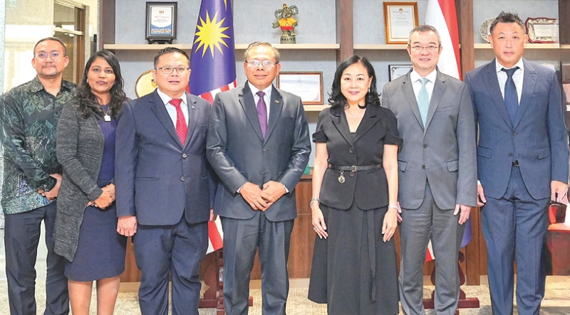 “ไทยรวมใจที่เซ็นทรัล” : ดาโต๊ะ วัน ไซดี วัน อับดุลลอฮ์ เอกอัครราชทูตมาเลเซียประจำราชอาณาจักรไทย มอบประกาศนียบัตรแสดงความขอบคุณ วัลยา จิราธิวัฒน์ ประธานเจ้าหน้าที่บริหาร บมจ.เซ็นทรัลพัฒนา และ ธีระยุทธ จิราธิวัฒน์ ประธาน
เจ้าหน้าที่บริหาร โรงแรมและรีสอร์ทในเครือเซ็นทารา ในโอกาสที่ บมจ.เซ็นทรัลพัฒนา และ โรงแรมเซ็นทารา หาดใหญ่ ร่วมสนับสนุนภารกิจช่วยเหลือประชาชนชาวมาเลเซียที่ได้รับผลกระทบจากอุทกภัยครั้งใหญ่ในอำเภอหาดใหญ่ จังหวัดสงขลา