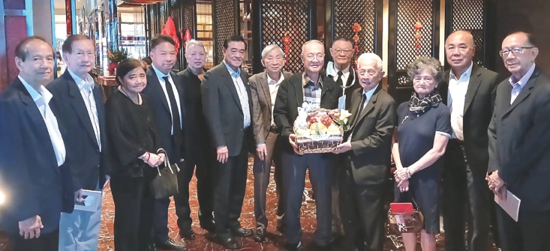 ร่วมยินดี : ศ.พิเศษ นรนิติ เศรษฐบุตร ร่วมงานเลี้ยงแสดงความยินดีในโอกาสที่ได้รับการแต่งตั้งเป็น กรรมการกฤษฎีกา จัดโดย กลุ่มศิษย์เก่ามหาวิทยาลัยโคลัมเบีย รุ่นปี 1972-1975 โดยมี พญ.ชนินทร เศรษฐบุตร, ชัยเกษม นิติศิริ, ปิยะบุตร ชลวิจารณ์,
สุรนันทน์ เวชชาชีวะ, อนันต์-สุมนา ตังทัตสวัสดิ์, ดร.มนู มณีวัฒนา,อุดม พนัสบดี, ธีรวัฒน์ วรเวทวุฒิคุณ, บำรุง ตันจิตติวัฒน์,
ธีรศักดิ์ นาทีกาญจนลาภ และ รศ.ดร.จอมพงศ์ มงคลวนิช ร่วมงาน ที่ โรงแรมเรเนซองส์ กรุงเทพ ราชประสงค์