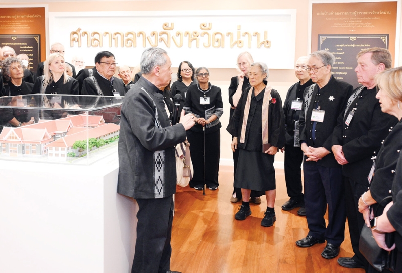 สมเด็จพระกนิษฐาธิราชเจ้า กรมสมเด็จพระเทพรัตนราชสุดาฯ สยามบรมราชกุมารี เสด็จพระราชดำเนินไป ทรงเปิดงานเฉลิมฉลองวาระที่มีผู้ได้รับพระราชทานรางวัลสมเด็จเจ้าฟ้ามหิดล ซึ่งมอบให้แก่องค์กร และบุคคลที่มีผลงานดีเด่นด้านการแพทย์ และการสาธารณสุข ที่เป็นประโยชน์ต่อมวลมนุษยชาติ ตั้งแต่ปี 2535-2568 รวม 100 คน/องค์กร และ
ทอดพระเนตรนิทรรศการ “100 PMAN” ณ ปัญญาพัฒนสถาน ศูนย์การเรียนรู้นันทสิปปาคาร อำเภอเมือง จังหวัดน่าน