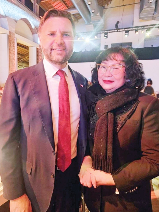 ผู้แทนประธานาธิบดี : คุณหญิงปัทมา ลีสวัสดิ์ตระกูล กรรมการ คณะกรรมการโอลิมปิก
สากล หรือไอโอซีเมมเบอร์ ต้อนรับ เจ.ดี.แวนซ์ รองประธานาธิบดีสหรัฐอเมริกา ผู้แทน
ของประธานาธิบดี โดนัลด์ ทรัมป์ ในงานเลี้ยงของไอโอซี ระหว่างการแข่งขันมหกรรม
กีฬาโอลิมปิกฤดูหนาว มิลาน-คอร์ตินา 2026 และเข้าชมการแข่งขันฮอกกี้น้ำแข็ง
ทีมหญิงรอบแบ่งกลุ่ม สหรัฐอเมริกา พบ สาธารณรัฐเช็ก ที่เมืองมิลาน สาธารณรัฐอิตาลี