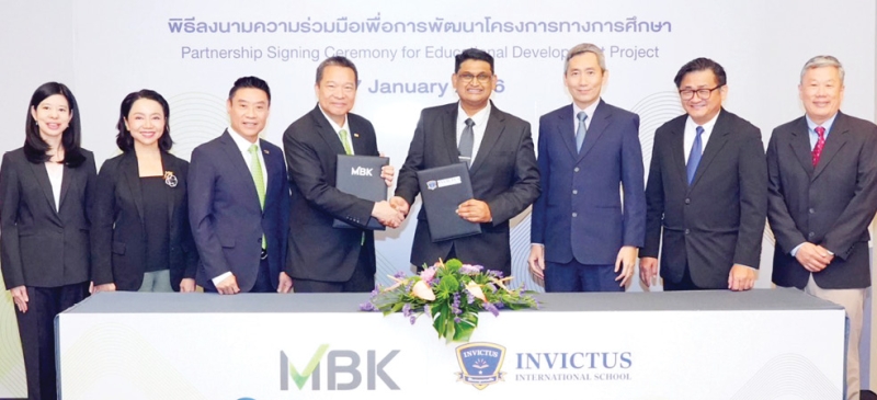 โรงเรียนนานาชาติแห่งใหม่ : วิจักษณ์ ประดิษฐวณิช ประธานเจ้าหน้าที่บริหาร บริษัท เอ็ม บี เค จำกัด (มหาชน) ในนาม
บจก.ริเวอร์เดล กอล์ฟ แอนด์ คันทรี่ คลับ และ มร.อับดุล มันนัน รองประธานอาวุโสฝ่ายการศึกษา บจก.ซิง-เอ็ด
คอร์ปอเรชัน ผู้บริหารโรงเรียนนานาชาติ Invictus International School จากสาธารณรัฐสิงคโปร์ ลงนามความร่วมมือเพื่อพัฒนา
โครงการทางการศึกษาและจัดตั้งโรงเรียนนานาชาติแห่งใหม่ภายในโครงการ Riverdale District โดยมีคณะผู้บริหารร่วมเป็นสักขีพยาน