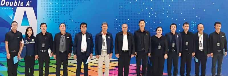 เสริมสร้างเศรษฐกิจชุมชนอย่างยั่งยืน : ปริญญา โพธิสัตย์ ผู้ว่าราชการจังหวัดสระแก้ว นำคณะหัวหน้าส่วนราชการของจังหวัดเข้าเยี่ยมชมกระบวนการผลิตเยื่อและ
กระดาษที่ใช้เทคโนโลยีชั้นนำ ใส่ใจสิ่งแวดล้อม ด้วยระบบบริหารจัดการตามมาตรฐานคุณภาพ ISO 9001 และการจัดการด้านสิ่งแวดล้อม ISO 14001 รวมทั้ง
ได้รับรองอุตสาหกรรมสีเขียวของกระทรวงอุตสาหกรรม เพื่อให้เข้าใจแหล่งที่มาวัตถุดิบจากไม้ปลูกของเกษตรกร “ต้นกระดาษ” ที่ผ่านการวิจัยและพัฒนาพันธุ์เหมาะสม
กับการผลิตกระดาษคุณภาพ ช่วยสร้างงานสร้างรายได้ให้กับเกษตรกรไทย และมีส่วนช่วยลดโลกร้อน ที่ โรงงานดั๊บเบิ้ล เอ อำเภอศรีมหาโพธิ จังหวัดปราจีนบุรี