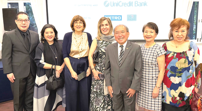 รสชาติแห่งโรมาเนีย : ดาเนียลา-บรินดูชา บาซาวาน เอกอัครราชทูตโรมาเนียประจำราชอาณาจักรไทย
เปิดงาน “Flavours of Romania” โดยมี พืชภพ มงคลนาวิน รองอธิบดีกรมองค์การระหว่างประเทศ-พันธุมา
มงคลนาวิน, คมกริช วรคามิน อดีตเอกอัครราชทูต ณ กรุงบูคาเรสต์-ดวงใจ วรคามิน, กาเบรียลา คอสเตอร์
และกลุ่มนักธุรกิจชาวโรมาเนีย พร้อมทั้งคณะทูตานุทูตร่วมงาน ที่ The British Club Bangkok