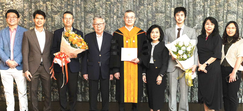 ร่วมยินดี : สุทธิเกียรติ จิราธิวัฒน์ ประธานที่ปรึกษาคณะกรรมการโรงแรมและรีสอร์ทในเครือเซ็นทารา, สุพัตรา จิราธิวัฒน์ รองประธานอาวุโสฯ, ธีระเกียรติ จิราธิวัฒน์ รองประธานบริหารฝ่ายจัดซื้อ และ พชร จิราธิวัฒน์ พร้อมผู้บริหารโรงแรมฯ
ร่วมยินดีกับ ธีระยุทธ จิราธิวัฒน์ ประธานเจ้าหน้าที่บริหาร โรงแรมและรีสอร์ทในเครือเซ็นทารา ในโอกาสได้รับปริญญาดุษฎีบัณฑิตกิตติมศักดิ์ สาขาการจัดการโรงแรมและภัตตาคาร จากมหาวิทยาลัยเกษมบัณฑิต ที่โรงแรมเซ็นทารา แกรนด์ เซ็นทรัลเวิลด์