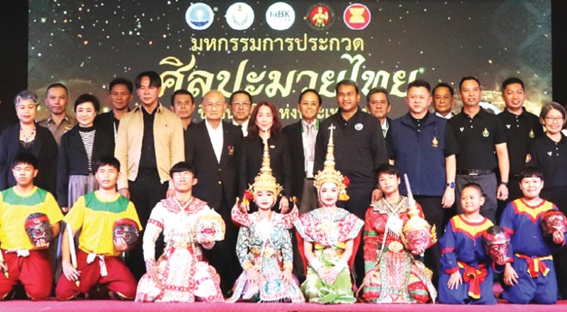 สนับสนุนพื้นที่ : สหัพย์ภัค โชควิจิตรกุล กก.ผจก.ศูนย์การค้าเอ็ม บี เค เซ็นเตอร์ ร่วมในพิธีเปิดงาน “มหกรรม
การประกวดศิลปะมวยไทย ชิงชนะเลิศแห่งประเทศไทย” โดยมี ดร.พัฒพงศ์ พงษ์สกุล ผู้ตรวจราชการ
กระทรวงการท่องเที่ยวและกีฬา เป็นประธานในพิธี พร้อมด้วย ดร.สุธน วิชัยรัตน์ รองอธิบดีกรมพลศึกษา
และ ดร.นรเทพ ชูพูล ผู้อำนวยการเขตปทุมวัน ร่วมงาน ที่ ศูนย์การค้าเอ็ม บี เค เซ็นเตอร์ เขตปทุมวัน