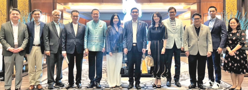 ปีใหม่เวียดนาม : ฟาน เวียด หุ่ง เอกอัครราชทูตสาธารณรัฐสังคมนิยมเวียดนามประจำราชอาณาจักรไทย,
สนั่น อังอุบลกุล นายกสมาคมมิตรภาพไทย-เวียดนาม และคณะกรรมการสมาคมฯ ร่วมฉลองเทศกาลเต๊ด
(Tet) โดยมี ชฎาทิพ จูตระกูล, จรีพร จารุกรสกุล, ประภาส วิภพโสภณ, สุวัชชัย ทรงวานิช, สุรพล เพชรวรา, ประดาป พิบูลสงคราม และ มนตรี สุวรรณโพธิ์ศรี ร่วมงาน ที่ โรงแรมเจดับบลิวแมริออท