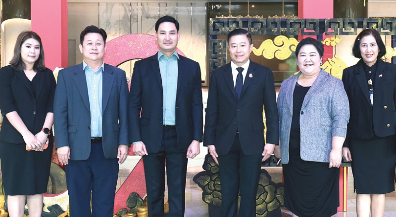 ประชุมเชิงปฏิบัติการ : อนัคพล อิงคะกุล รองประธานกรรมการบริหารมิราเคิล กรุ๊ป ต้อนรับ นพ.ไตรยฤทธิ์
เตมหิวงศ์ อธิบดีกรมคุ้มครองสิทธิและเสรีภาพ ในงานประชุมเพื่อจัดทำรายงานประเทศตามพันธกรณี
ภายใต้อนุสัญญาระหว่างประเทศว่าด้วยการคุ้มครองบุคคลทุกคนจากการบังคับให้สาบสูญ (พื้นที่กรุงเทพฯ) โดยมี
นรีลักษณ์ แพไชยภูมิ ผอ.กองสิทธิมนุษยชนระหว่างประเทศ ร่วมงาน ที่ โรงแรมมิราเคิล แกรนด์ คอนเวนชั่น