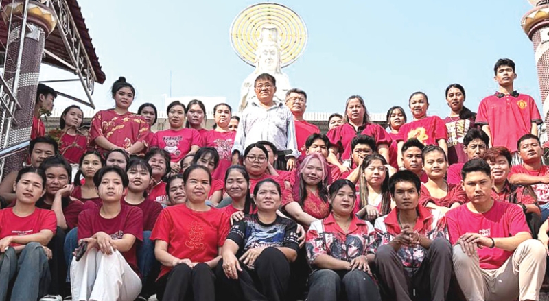 เสริมสิริมงคล : จักรพันธ์ วรอาคาร เลขานุการสมาคมเสริมความงามแห่งประเทศไทย เป็นประธานเปิด
“งานตรุษจีนบางขุนเทียน” เพื่อความมั่งมีศรีสุข สุขภาพเเข็งแรง ร่ำรวยโชคลาภ เงินทองไหลมาเทมาตลอด
ทั้งปี โดยมี สุมลรัตน์ สมบูรณ์ศักดิ์กุล ผอ.ผลิตภัณฑ์ฯ บจก.พี.ซี.แอล. ในฐานะ ประธานจัดงานฯ ต้อนรับ
ที่ บริเวณศาลเจ้าแม่กวนอิม ถนนบางขุนเทียน-ชายทะเล แขวงแสมดำ เขตบางขุนเทียน กรุงเทพมหานคร