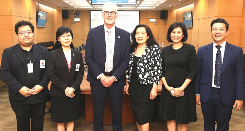 กระบวนการบริหารจัดการ : รศ.พญ.ดุจใจ ชัยวานิชศิริ ผอ.ศูนย์บริการโลหิตแห่งชาติ จัดประชุม ผู้เชี่ยวชาญ
Patient Blood Management เรื่อง “การบริหารจัดการการให้โลหิตแก่ผู้ป่วย” โดยมี Dr.Shannon Farmer
ที่ปรึกษาการจัดการโลหิตของผู้ป่วย ชาวออสเตรเลีย, รศ.พญ.พิมพรรณ กิจพ่อค้า และ
รศ.ร.อ.หญิง พญ.ปาริชาติ เพิ่มพิกุล ร่วมแลกเปลี่ยนความคิดเห็น ที่ ศูนย์บริการโลหิตแห่งชาติ สภากาชาดไทย