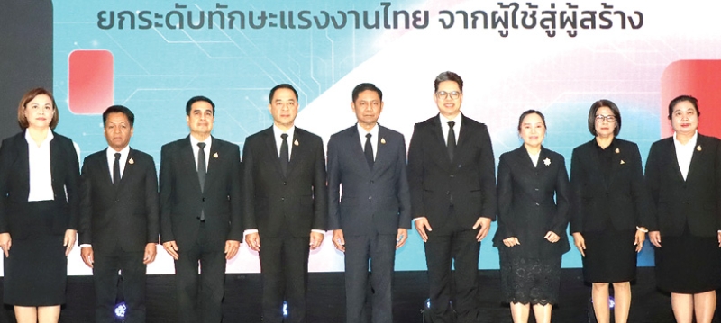 แรงงานไทย “จากผู้ใช้สู่ผู้สร้าง” : พิเชษฐ์ ทองพันธ์ อธิบดีกรมการจัดหางาน รักษาราชการแทน รองปลัดกระทรวงแรงงาน เป็นประธานในพิธีเปิดการสัมมนาเรื่อง “AI for Workforce ยกระดับทักษะแรงงานไทย
จากผู้ใช้สู่ผู้สร้าง” โดยมี สมาสภ์ ปัทมะสุคนธ์ รองปลัดกระทรวงฯ รักษาราชการแทน อธิบดีกรมพัฒนา
ฝีมือแรงงาน และ ธนวัฒน์ สุธรรมพันธุ์ กก.ผจก.ใหญ่ บจก.ไมโครซอฟท์ฯ ร่วมงาน ที่โรงแรม ดิ เอมเมอรัลด์