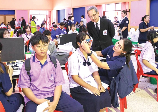 เพื่อเด็กนักเรียนในชนบท : ดร.อภิชาติ ชินวรรโณ ผู้ช่วยเลขาธิการสภากาชาดไทย ฝ่ายการต่างประเทศ เปิดโครงการ “รถตัดแว่นสายตาเคลื่อนที่ สภากาชาดไทย” ถวายเป็นพระราชกุศลแด่ สมเด็จพระนางเจ้าสิริกิติ์ พระบรมราชินีนาถ
พระบรมราชชนนีพันปีหลวง ที่โรงเรียนเบ็ญจะมะมหาราช อ.เมือง จ.อุบลราชธานี