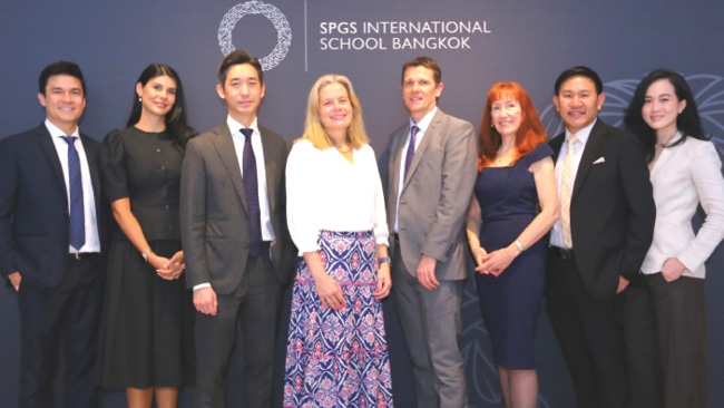 โรงเรียนสาขาแห่งที่ 2 ของโลก : เบน เตชะอุบล ประธานเจ้าหน้าที่
บริหาร บมจ.คันทรี่ กรุ๊ป ดีเวลลอปเมนท์ (CGD) ร่วมแสดงความยินดี
กับคณะผู้บริหาร ในงานเปิดโรงเรียนนานาชาติ เอสพีจีเอส กรุงเทพฯ
อย่างเป็นทางการ ที่โรงแรมโฟร์ซีซั่นส์ ตั้งอยู่บนพื้นที่โครงการมิกซ์ยูส
มูลค่า 14,400 ล้านบาท บนถนนพระรามที่ 3 ของ CGD