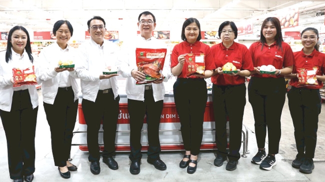 รุกตลาดตรุษจีนปีม้าไฟ : ธีรพันธุ์ ลักษณาภิรมย์ รอง กก.ผจก.สายงานการขายและการตลาด บจก.ซีพีแรม และ อารี วชระพันธ์ ผจก.ทั่วไป บมจ.ซีพี แอ็กซ์ตร้า
จัดเมนูมงคล ภายใต้แบรนด์ “เจด ดราก้อน” ชูจุดเด่นด้านคุณภาพ ความอร่อย
ปลอดภัย และมอบคุณค่าทางโภชนาการ ที่ห้างแม็คโคร สาขาลาดพร้าว