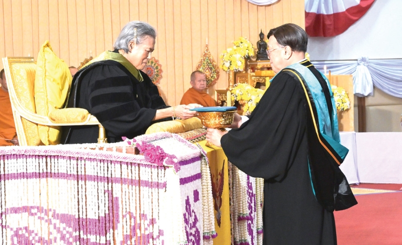 สมเด็จพระกนิษฐาธิราชเจ้า กรมสมเด็จพระเทพรัตนราชสุดาฯ สยามบรมราชกุมารี เสด็จพระราชดำเนินแทนพระองค์ไปในพิธีพระราชทานปริญญาบัตรแก่ผู้สำเร็จการศึกษาจาก มหาวิทยาลัยศิลปากร ประจำปีการศึกษา 2567 ในการนี้ รศ.ดร.สุมนต์ สกลไชย
อุปนายกสภามหาวิทยาลัยศิลปากร ทูลเกล้าฯถวายปริญญาเภสัชศาสตรดุษฎีบัณฑิตกิตติมศักดิ์ แด่สมเด็จพระกนิษฐา
ธิราชเจ้า กรมสมเด็จพระเทพรัตนราชสุดาฯ สยามบรมราชกุมารี ณ มหาวิทยาลัยศิลปากร วิทยาเขตพระราชวังสนามจันทร์