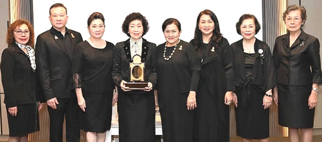 เพื่อสาธารณชน : ดร.อารยา อรุณานนท์ชัย เข้ารับพระราชทานโล่รางวัล
“มหิดลวรานุสรณ์” ในฐานะผู้บำเพ็ญประโยชน์ต่อประชาชน สังคม และประเทศชาติ
ด้วยความเสียสละ โดยมี ดร.จารุนันท์ อึ้งภากรณ์, ดร.ธิดารักษ์ สัจจพงษ์, ดร.มนวิภา ประชัญคดี และ วิไลวรรณ ลายถมยา ร่วมยินดี ที่โรงแรมอวานี รัชดา