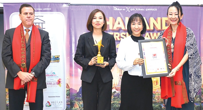 ผลงานโดดเด่น : จารุวรรณ งามพิสุทธิ์ไพศาล ผช.กก.ผจก.ใหญ่อาวุโส ฝ่ายทรัพยากรบุคคล บจก.เซ็นทรัล เรสตอรองส์ กรุ๊ป (CRG) เข้ารับรางวัล Thailand Best Employer Brand Awards 2026 ซึ่งเป็นรางวัลที่มอบให้แก่องค์กรที่สามารถผสานกลยุทธ์ด้านทรัพยากรบุคคลเข้ากับทิศทางการดำเนินธุรกิจอย่างมีประสิทธิภาพ