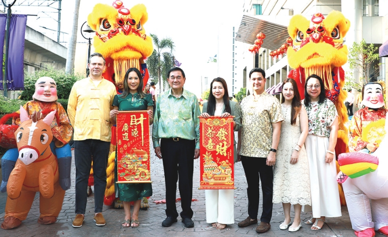 ฉลองตรุษจีน : ดร.อัศวิน อิงคะกุล ประธานกรรมการบริหาร มิราเคิล กรุ๊ป จัดพิธีสักการะไหว้เทพเทวาอารักษ์ฟ้าดินและบรรพบุรุษ พร้อมมอบสิ่งของเครื่องใช้ให้ชาวบ้านในชุมชนบริเวณใกล้เคียง กว่า 200 ครัวเรือน โดยมี นุจรี วิบูลเชื้อ ผช.กก.ผจก.มิราเคิล กรุ๊ป,
อนัคพล อิงคะกุล รองประธานกรรมการบริหารมิราเคิล กรุ๊ป, ลักษมีกานต์ อิงคะกุล ประธานเจ้าหน้าที่บริหาร มิราเคิล กรุ๊ป, มร.เจค เดสแปร์, จันทจิตา อิงคะกุล, นันทนัทนิดา อิงคะกุล พร้อมคณะผู้บริหาร พนักงาน โรงแรมมิราเคิลฯ และ โรงแรมอัศวินฯ ร่วมงาน