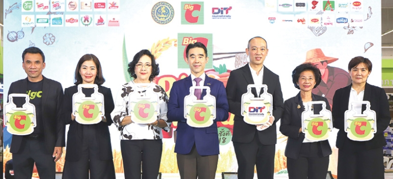 สนับสนุนเกษตรกรไทย : อัศวิน เตชะเจริญวิกุล ประธานเจ้าหน้าที่บริหาร บมจ.บิ๊กซี ซูเปอร์เซ็นเตอร์
และ ฉันทพัทธ์ ปัญจมานนท์ รองอธิบดีกรมการค้าภายใน กระทรวงพาณิชย์ พร้อมผู้แทนจาก 20 แบรนด์
ข้าวถุงคุณภาพชั้นนำ ร่วมเปิดงาน “ข้าวถุงร่วมใจ ประหยัดทั่วไทยที่บิ๊กซี ครั้งที่ 18” เพื่อช่วยเหลือค่าครองชีพ
ของประชาชน ที่ ห้างบิ๊กซี สะพานควาย โดยจัดไปจนถึง 1 เม.ย. 2569 ที่ บิ๊กซีซูเปอร์เซ็นเตอร์ทุกสาขาทั่วประเทศ