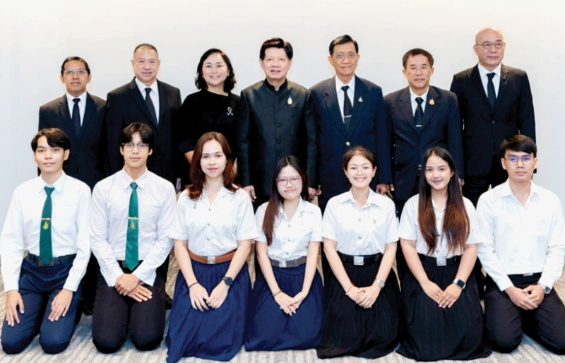 มอบทุนการศึกษา : สุรวัฒน์ ชมภูพงษ์ ประธานมูลนิธิช่วยนักเรียนที่ขาดแคลน ในพระบรมราชินูปถัมภ์
(ม.น.ข.) เป็นประธานในพิธีมอบทุนการศึกษาระดับอุดมศึกษา ภาคเรียนที่ 2 / 2568 โดยมีคณะที่ปรึกษา
อาทิ พล.ต.อ.วันชัย ศรีนวลนัด, พล.ต.อ.วุฒิ ลิปตพัลลภ, รศ.ดร.ศิริพร จงผาติวุฒิ, นที สิทธิประศาสน์
พิศนุ สกุลโรมวิลาส และ วิสูตร กาญจนปัญญาพงศ์ รองประธาน ม.น.ข. ร่วมงาน ที่ โรงแรมเอเซีย ราชเทวี