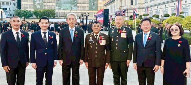 เสียสละเลือดเนื้อและชีวิต : กิตติพงษ์
เตรัตนชัย นายกกิตติมศักดิ์เกียรติคุณถาวร
สมาคมวิเทศพาณิชย์ไทย-จีน ร่วมพิธีสดุดี
ทหารผ่านศึกและกำลังพลผู้เสียชีวิตจาก
เหตุการณ์ปะทะในพื้นที่ชายแดนไทย-กัมพูชา เพื่อรำลึกถึงความกล้าหาญ
และเชิดชูเกียรติทหารผ่านศึกและกำลังพล
ที่ปฏิบัติหน้าที่ปกป้องอธิปไตยของชาติ
โดยมี พล.ท.ณัฐวุฒิ ภาสุวณิชยพงศ์
เจ้ากรมยุทธการทหารบก และ พ.อ.ณัฐวัฒน์
จันทร์เจริญ รอง ผบ.โรงเรียนกิจการพลเรือน
ต้อนรับ พร้อมด้วย สมชาย แซ่ลิ้ม อุปนายกฯ
สมหวัง ตั้งสมบัติวิสิทธิ์ กรรมการบริหาร
สมาคมฯ ที่ กองบัญชาการกองทัพบก