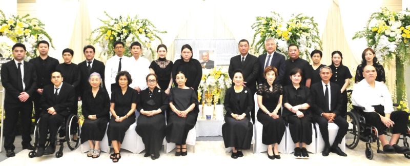 ร่วมอาลัย : ครอบครัวพูนศิริวงศ์
นำโดย วาริน-ผาณิต พูนศิริวงศ์
(คู่พี่ใหญ่), พัชรินทร์ พูนศิริวงศ์ (ภรรยา คุณากร พูนศิริวงศ์), ประทุม
รัตนาวะดี (ภรรยา พล.อ.ถาวร รัตนาวะดี),
พรประไพ พูนศิริวงศ์, เจน พูนศิริวงศ์
(ลูก เยาวลักษณ์ พูนศิริวงศ์) และครอบครัว
ลูกหลาน เป็นเจ้าภาพในพิธีสวดอภิธรรม
สินธุ พูนศิริวงศ์ อดีตนายกสมาคมกีฬาบิลเลียดแห่งประเทศไทย 15 สมัย ที่พัฒนาวงการสนุ้กเกอร์ไทยก้าวสู่ระดับโลก โดยมี เตือนใจ พูนศิริวงศ์ ภรรยาและลูกๆ ศักดิ์สิน-บุญญาดา พูนศิริวงศ์ คอยต้อนรับ และกำหนดพิธีสวดพระอภิธรรม เวลา 18.30 น.
ณ ศาลา 4 (สิทธิสยามการ) ถึง
วันเสาร์ที่ 28 ก.พ. 2569 และกำหนดพิธีฌาปนกิจ ในวันอาทิตย์ที่ 1 มี.ค. 2569 เวลา 15.00 น. ณ เมรุหน้า
วัดธาตุทอง เขตวัฒนา กรุงเทพมหานคร