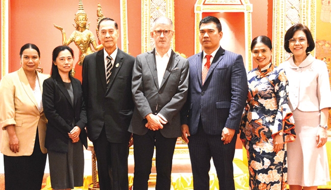 ก้าวสู่ 6 ทศวรรษ : สุชานนท์ มงคลธง ผจก.โรงแรมมณเฑียร สุรวงศ์ กรุงเทพ พร้อมด้วยคณะผู้บริหาร อาทิ ทำนุ ตู้จินดา, มร.อาคิม เลนเดอร์ส ร่วมพิธีเจริญพระพุทธมนต์ และถวายภัตตาหารเพลแด่พระสงฆ์ในโอกาสครบรอบ 59 ปี แห่งการ
ก่อตั้งโรงแรมมณเฑียร เพื่อความเป็นสิริมงคลและความเจริญรุ่งเรืองตลอดไป