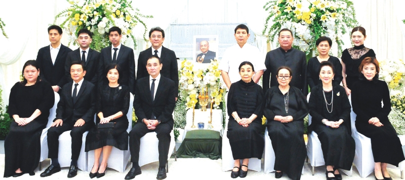 คงไว้ซึ่งเกียรติคุณความดี : สารัชถ์ รัตนาวะดี ประธานเจ้าหน้าที่บริหาร บริษัท กัลฟ์ เอ็นเนอร์จี ดีเวลลอปเมนท์
จำกัด (มหาชน) หรือ GULF (หลานชายผู้วายชนม์) และภริยา นลินี รัตนาวะดี, ดร.คงกระพัน อินทรแจ้ง
ประธานเจ้าหน้าที่บริหารและกรรมการผู้จัดการใหญ่ บริษัท ปตท.จำกัด (มหาชน), Syracuse และ
Cushing Academy เป็นเจ้าภาพในพิธีสวด
พระอภิธรรม สินธุ พูนศิริวงศ์ อดีตนายกสมาคมกีฬาบิลเลียด
แห่งประเทศไทย 15 สมัย ที่พัฒนาวงการสนุ้กเกอร์ไทย
ก้าวสู่ระดับโลก โดยมี เตือนใจ พูนศิริวงศ์ ภริยา
และลูกๆ ศักดิ์สิน-บุญญาดา พูนศิริวงศ์ พร้อมด้วย ผาณิต พูนศิริวงศ์, ประทุม-สาณิต-สฤษดิ์ รัตนาวะดี ต้อนรับผู้มาร่วมไว้อาลัย โดยกำหนดพิธีสวดพระอภิธรรม
เวลา 18.30 น. ณ ศาลา 4 (สิทธิสยามการ) ถึง
วันเสาร์ที่ 28 กุมภาพันธ์ 2569 และพิธีฌาปนกิจ
ในวันอาทิตย์ที่ 1 มีนาคม 2569 เวลา 15.00 น.
ณ เมรุหน้า วัดธาตุทอง เขตวัฒนา กรุงเทพมหานคร