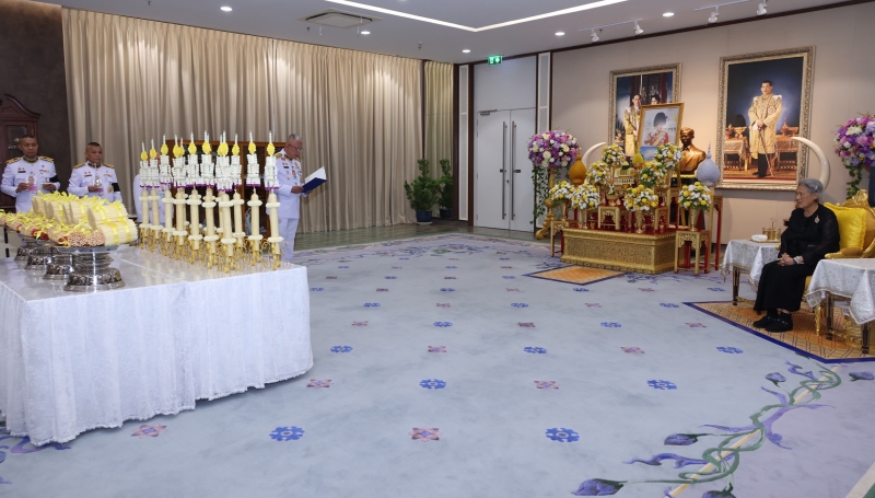 พระบาทสมเด็จพระเจ้าอยู่หัว ทรงพระกรุณาโปรดเกล้าโปรดกระหม่อมให้ สมเด็จพระกนิษฐาธิราชเจ้า กรมสมเด็จพระเทพรัตนราชสุดาฯ สยามบรมราชกุมารี เสด็จออกแทนพระองค์ ณ วังสระปทุม ทรงเจิมเทียนรุ่ง เนื่องในการพระราชพิธีทรงบำเพ็ญพระราชกุศลมาฆบูชา พุทธศักราช 2569 ที่จะทรงพระราชอุทิศเพื่อเชิญไปจุดบูชาพระรัตนตรัยใน 6 พระอารามหลวง ได้แก่ วัดพระศรีรัตนศาสดาราม วัดบวรนิเวศวิหาร วัดเบญจมบพิตรดุสิตวนาราม วัดราชบพิธสถิตมหาสีมาราม และ
วัดราชประดิษฐสถิตมหาสีมาราม กรุงเทพมหานคร และวัดนิเวศธรรมประวัติ จังหวัดพระนครศรีอยุธยา เมื่อวันพฤหัสบดีที่ 26 กุมภาพันธ์ 2569 เวลา 17.30 น.