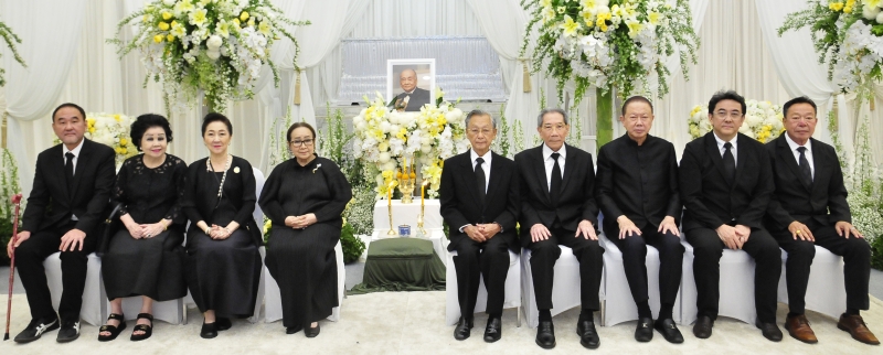 ร่วมไว้อาลัย : ครอบครัวของผู้วายชนม์ พร้อมด้วย ครอบครัวจันทรสุวรรณ, ครอบครัวศิริวิชัย และลูกหลาน จาก Kansas City เป็นเจ้าภาพในพิธีสวดพระอภิธรรม สินธุ พูนศิริวงศ์ อดีตนายกสมาคมกีฬาบิลเลียดแห่งประเทศไทย 15 สมัย ที่พัฒนา
วงการสนุ้กเกอร์ไทยก้าวสู่ระดับโลก โดยมี ชวน หลีกภัย, องอาจ เดชอิทธิรัตน์ และ สนั่น อังอุบลกุล ร่วมงาน และกำหนดพิธีฌาปนกิจ ในวันอาทิตย์ที่ 1 มีนาคม 2569 เวลา 15.00 น. ณ เมรุหน้า วัดธาตุทอง เขตวัฒนา กรุงเทพมหานคร