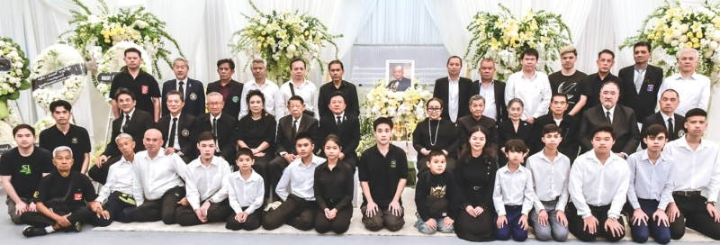 ผลงานยังคงเป็นนิรันดร์ : สุนทร จารุมนต์ นายกสมาคมกีฬาบิลเลียดแห่งประเทศไทย พร้อมคณะ กรรมการบริหาร, เจ้าหน้าที่โค้ช และนักกีฬาบิลเลียดทีมชาติไทย
ร่วมงานสวดพระอภิธรรม “บิ๊กสิน” สินธุ พูนศิริวงศ์ อดีตนายกสมาคมกีฬาบิลเลียดแห่งประเทศไทย, อดีตประธานสหพันธ์คิวสปอร์ตโลก, อดีตประธานสมาพันธ์
สนุ้กเกอร์แห่งเอเชีย ผู้ได้รับเกียรติเข้าสู่ “Hall of Fame” ทำเนียบหอเกียรติยศของสมาคมบิลเลียด-สนุ้กเกอร์อาชีพโลก (WPBSA) โดยมี เตือนใจ - ศักดิ์สิน -
บุญญาดา พูนศิริวงศ์ และครอบครัวพูนศิริวงศ์ ต้อนรับ ณ ศาลา 4 (สิทธิสยามการ) วัดธาตุทอง เขตวัฒนา กรุงเทพมหานคร เมื่อวันเสาร์ที่ 28 กุมภาพันธ์ 2569