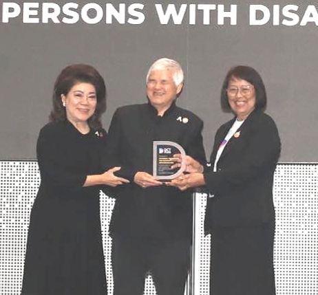 “สร้างความเท่าเทียมในโลกดิจิทัล” : ศ.วิริยะ นามศิริพงศ์พันธุ์ และ
มณี นามศิริพงศ์พันธุ์ ประธานมูลนิธิสากลเพื่อคนพิการ รับรางวัล
DCT Digital Ecosystem Partner Awards 2026 ด้าน Sustainability & Social Impact ที่ True Digital Park