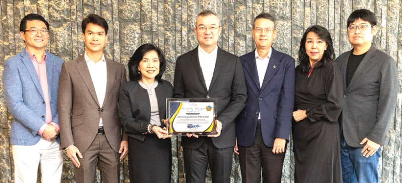 องค์กรส่งเสริมธุรกิจไมซ์และการท่องเที่ยว : ธีระยุทธ จิราธิวัฒน์ ประธานเจ้าหน้าที่บริหารโรงแรมและรีสอร์ท
ในเครือเซ็นทารา, สุพัตรา จิราธิวัฒน์ รองประธานอาวุโสฝ่ายกิจการองค์กรสัมพันธ์ฯ และ ธีระเกียรติ จิราธิวัฒน์
รอง ปธ.บห.ฝ่ายจัดซื้อ พร้อมด้วย กันย์ ศรีสมพงษ์ ปธ.จนท.การเงิน รับมอบรางวัล “Friendly Design
Awards 2025” จากงาน Thailand Friendly Design Expo 2025 ที่โรงแรมเซ็นทารา แกรนด์ฯ เซ็นทรัลเวิลด์