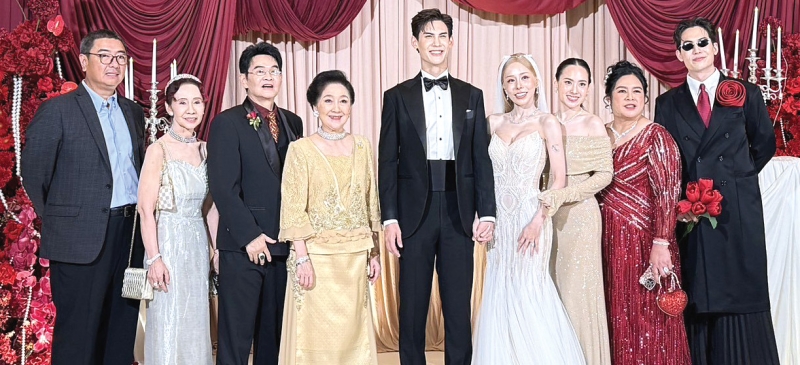 ความรักเบ่งบาน : ผาณิต พูนศิริวงศ์ ประธานเจ้าหน้าที่ บริษัท หนังสือพิมพ์แนวหน้า จำกัด อวยพรแด่คู่บ่าวสาว สราลี ริชทารา
บุตรี อานันท์-อรพรรณ ริชทารา กับ ชนกันต์ พูนศิริวงศ์ บุตร จิรวัฒน์ พูนศิริวงศ์ ในโอกาสเริ่มต้นชีวิตคู่ โดยมี ผรณเดช พูนศิริวงศ์
รองประธานเจ้าหน้าที่ บริษัท หนังสือพิมพ์แนวหน้า จำกัด และ จริยา พูนศิริวงศ์ ผู้จัดการฝ่ายโฆษณา หนังสือพิมพ์แนวหน้า
คุณป้าของเจ้าบ่าวร่วมอวยพรและแสดงความยินดี ที่โรงแรมอีสติน แกรนด์ พญาไท เมื่อวันอาทิตย์ที่ 1 มีนาคม 2569