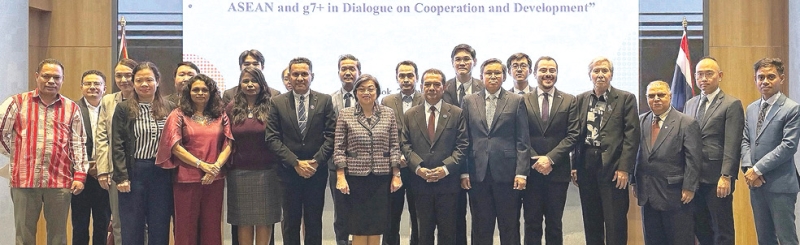 ความร่วมมือและการพัฒนา : ฟรานซิสโก ทิลมัน เซเปดา เอกอัครราชทูตสาธารณรัฐประชาธิปไตยติมอร์-เลสเต ประจำ
ราชอาณาจักรไทย จัดงานเสวนาในหัวข้อ “การแสวงหาโอกาสในการสร้างความเป็นหุ้นส่วนเชิงยุทธศาสตร์: อาเซียน และ g7+” โดยมี ดร.เฟลิกซ์ ปิเอดาด ประธานเจ้าหน้าที่ฝ่ายปฏิบัติการ สำนักเลขาธิการ g7+, มิลลิเซนต์ ครูซ-ปาเรเดส ออท.ฟิลิปปินส์, ฮว่าง เดียม แห่ญ อัครราชทูตฯ เวียดนาม และ ดร.เกลน ชาร์เตอร์เรีย ร่วมงาน ที่โรงแรมคอร์ทยาร์ด บาย แมริออท กรุงเทพ