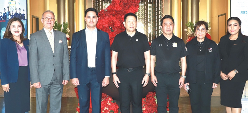 เวทีฟุตบอลเยาวชน : อนัคพล อิงคะกุล รองประธานกรรมการบริหารมิราเคิล กรุ๊ป ต้อนรับ ลวรณ แสงสนิท ปลัดกระทรวงการคลัง ในโอกาสเป็นประธานเปิดงานแถลงข่าว “การแข่งขันฟุตบอลเยาวชน GLO CUP 2026” จัดโดย สำนักงานสลากกินแบ่งรัฐบาล ที่ โรงแรมอัศวิน แกรนด์ คอนเวนชั่น ด้วยภารกิจคัดเลือกนักเตะ
เยาวชนฝีเท้าดีทั่วประเทศเพื่อส่งไปพัฒนาฝีเท้ากับสโมสรชั้นนำในศึกเจลี ประเทศญี่ปุ่นเป็นระยะเวลา 6 เดือน